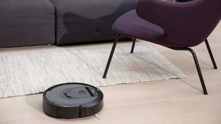 iRobot Roomba i7 Ein Saugroboter saugt den Boden.
