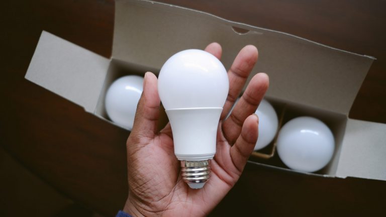 LED Lampe Eine Person hält eine Glühlampe mit LED-Technik in der Hand.