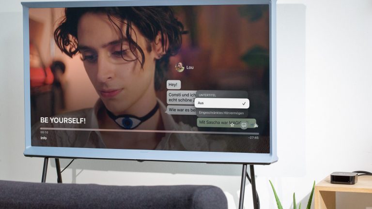 Apple TV Sprache ändern Ein Fernseher mit Apple TV zeigt das Wiedergabe-Menü einer Streaming-App. Die Untertitel-Auswahl ist geöffnet.