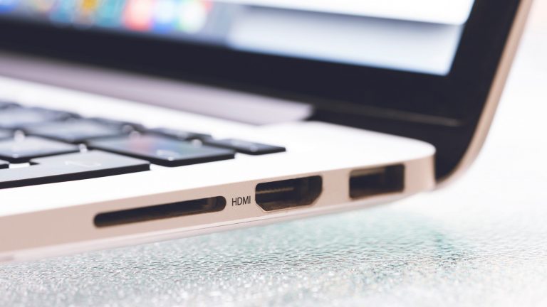 Laptop mit Fernseher verbinden, So geht‘s mit und ohne Kabel Nahaufnahme eines Laptops von der Seite mit Fokus auf den Anschlüssen.