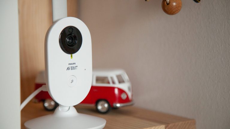 Philips Avent Video-Babyphone Die Kamera des Babyphons Avent SCD 833/26 von Philips steht in einem Regal zwischen Spielsachen.