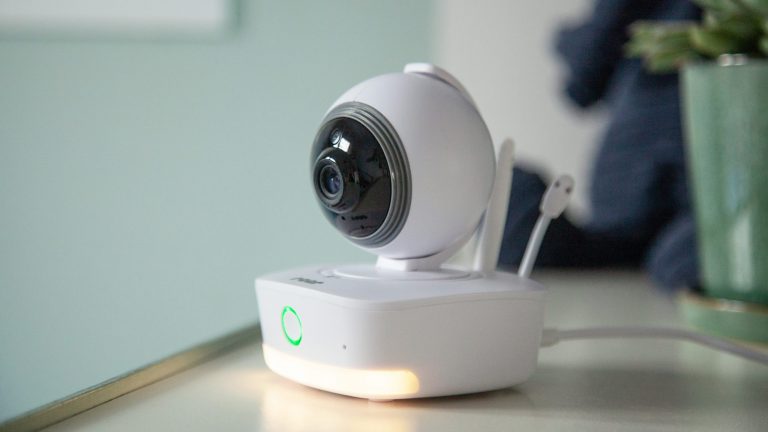 Reer Video-Babyphone IP BabyCam Smart Eine Reer IP Babycam Move steht mit eingeschaltetem Nachtlicht auf einer Anrichte.