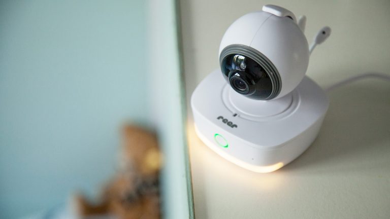 Reer Video-Babyphone IP BabyCam Smart Eine Reer IP Babycam Move steht mit eingeschaltetem Nachtlicht auf einer Anrichte.