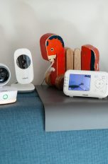 Drei Babyphon-Modelle stehen auf einer Sofalehne neben einem Holzpferd.