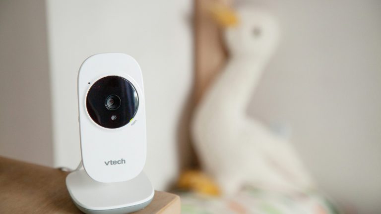 Vtech Video-Babyphone VM 3255 Die Kamera des Babyphon VM 3255 von Vtech steht auf einer Kommode neben einem Kinderbett.