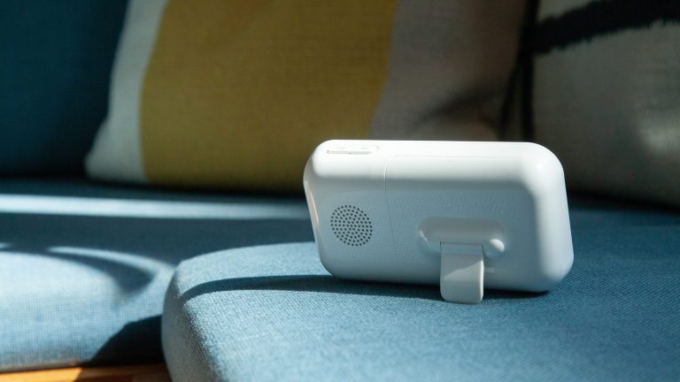Vtech Video-Babyphone VM 3255 Das Elternteil des Babyphon VM 3255 von Vtech steht rückseitig auf einem Sofa. Zu erkennen sind der Standfuß und der Lautsprecher.
