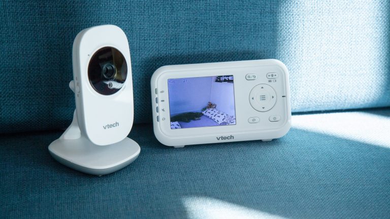 Vtech Video-Babyphone VM 3255 Das Babyphon Vtech VM 3255, bestehend aus Kamera und Elternteil, steht auf einem Sofa.