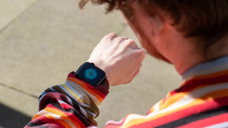 Eine Person schaut auf ihre Apple Watch.