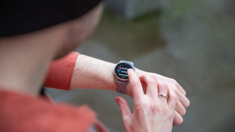 Garmin Venu 2 Plus Eine Person tippt auf das Display einer Garmin Venu 2 Plus.