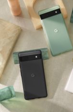 Das Google Pixel 6a liegt in den drei verfügbaren Farben dekorativ arrangiert auf einigen geometrischen Formen.