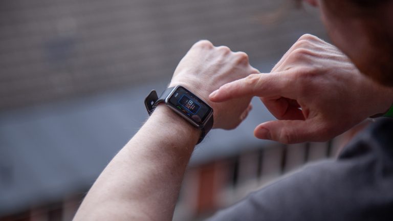 Huawei Watch Fit Eine Person tippt auf das Display einer Huawei Watch Fit.