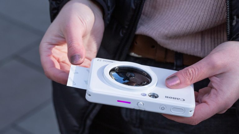 Canon Zoemini 2 Eine Person hält eine Canon Zoemini S2 in den Händen, die gerade ein Foto ausdruckt.