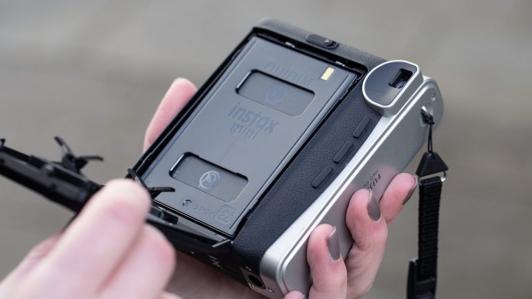 Fujifilm Instax mini 90 Neo Classic Detailaufnahme der Rückseite der Instax mini 90 Neo Classic, auf der mehrere Tasten und der Sucher zu erkennen sind.