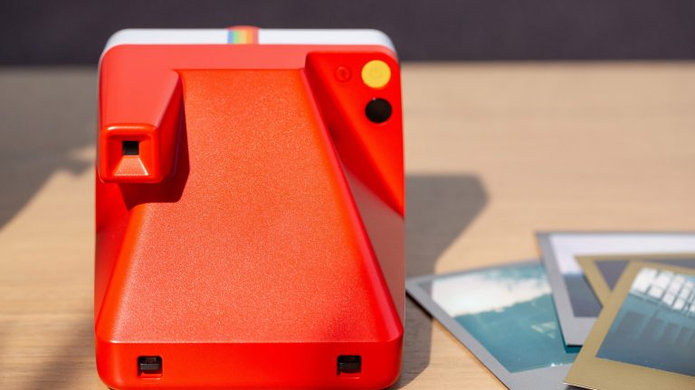 Polaroid Now Eine Polaroid-Kamera von hinten. Zu erkennen ist das markante Design und der schmale Sucher auf der linken Seite. Ein Display wie bei modernen Digitalkameras gibt es hier nicht.