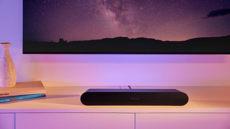 Sonos Ray Die Soundbar Sonos Ray liegt auf einem weißen TV-Schrank.