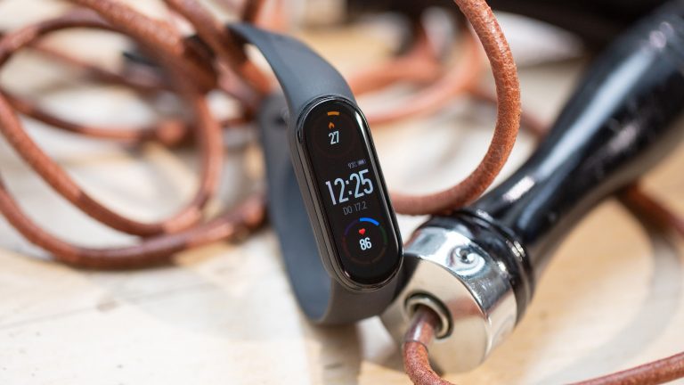 Xiaomi Mi Smart Band 6 Ein Xiaomi Mi Smart Band 6 liegt auf einem Springseil.