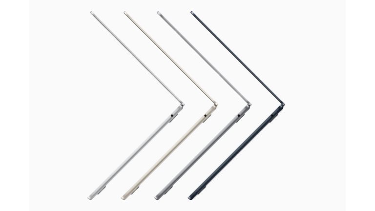 Apple MacBook Air 2022 M2 Chip Vier MacBooks Air aufgeklappt in den neuen Farben: Space Grau, Silber, Polarstern und Mitternacht.