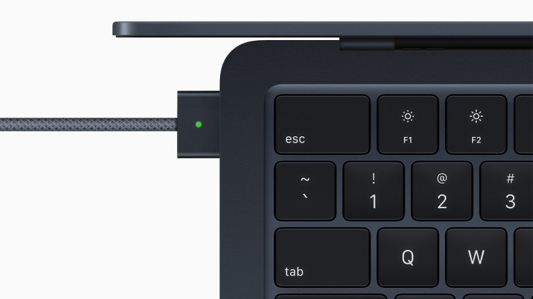 Apple MacBook Air 2022 M2 Chip Detailansicht des MagSafe-Adapters, der gerade an einem MacBook Air angeschlossen ist.