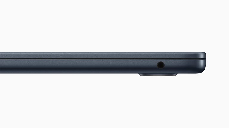 Apple-WWDC22-MacBook-Air-headphone-jack-220606 Detailannahme des Klinkenanschlusses im MacBook Air.