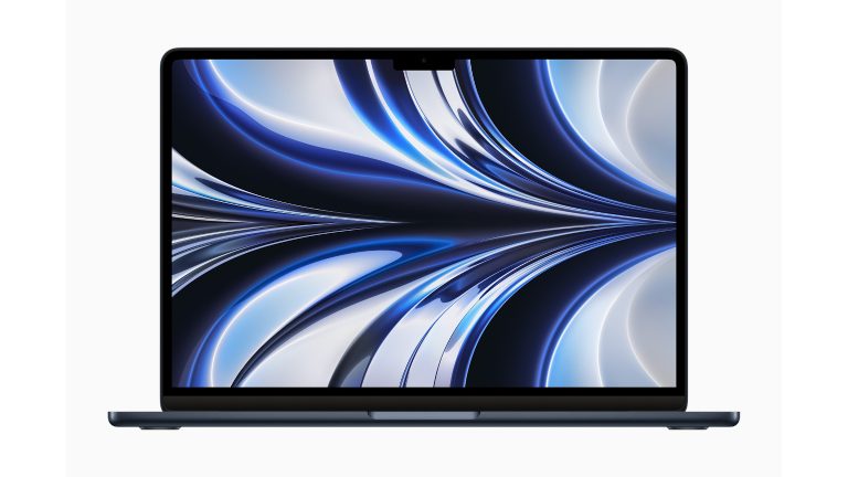 Foto des neuen MacBook Air in der Farbe Mitternacht.