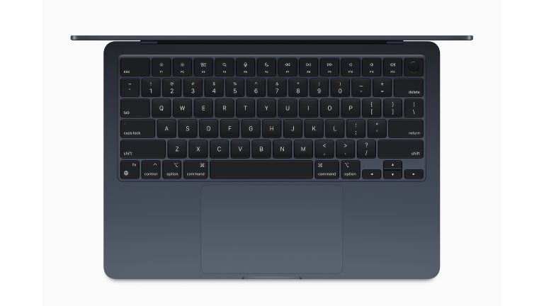Apple MacBook Air 2022 M2 Chip Blick von oben in ein aufgeklapptes MacBook Air. Zu erkennen sind die Tastatur und das große Touchpad.
