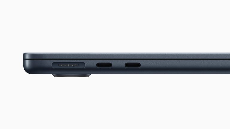 Apple MacBook Air 2022 M2 Chip Detailansicht der Anschlüsse auf der linken Seite des MacBook Air.