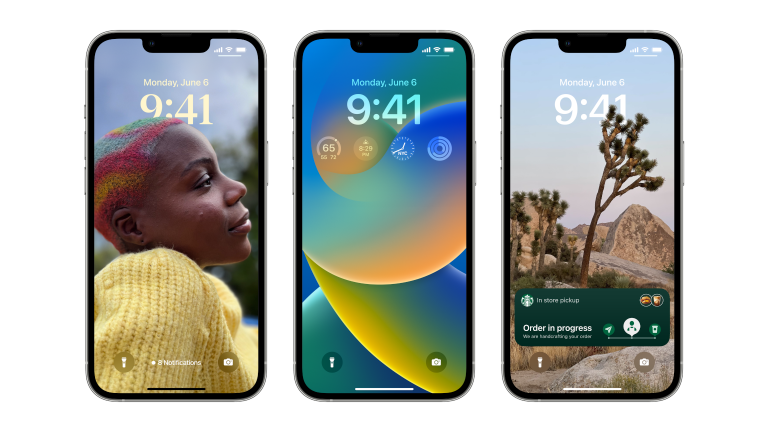 Drei iPhones nebeneinander, auf denen drei unterschiedliche iOS-16-Sperrbildschirme zu sehen sind.
