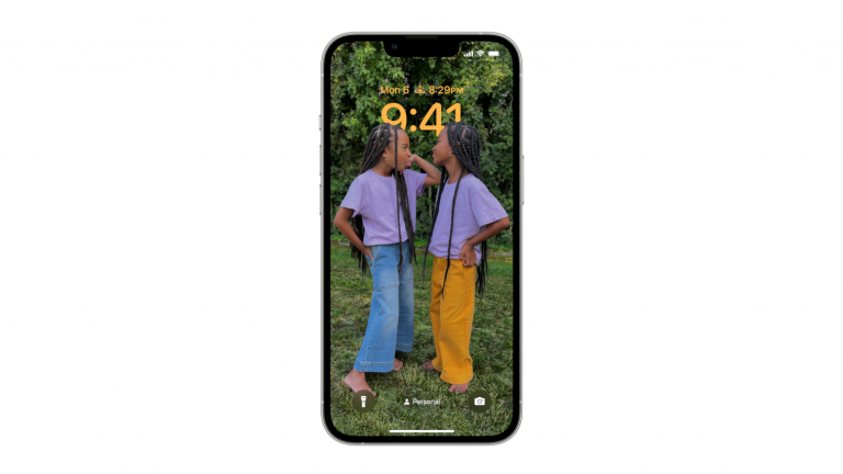 iOS 16 Ein iPhone, auf dem ein personalisierter Sperrbildschirm zu sehen ist.