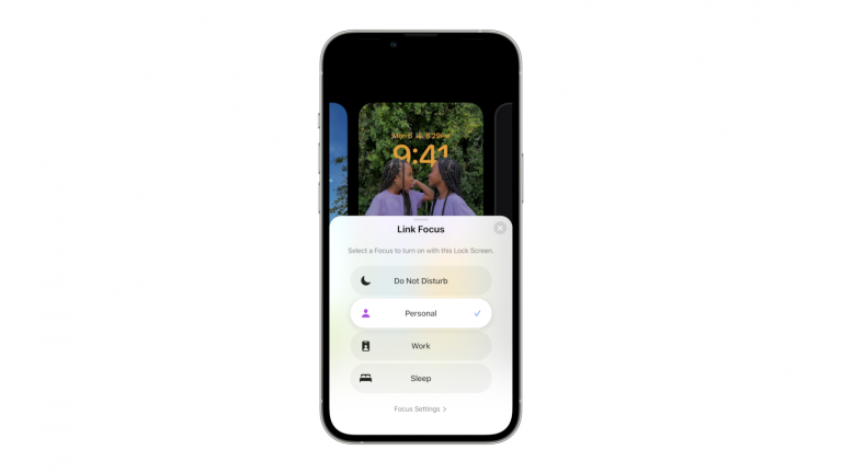 iOS 16 Auf einem iPhone sind die neuen Fokus-Optionen eingeblendet, die sich nun auch mit dem Sperrbildschirm koppeln lassen.