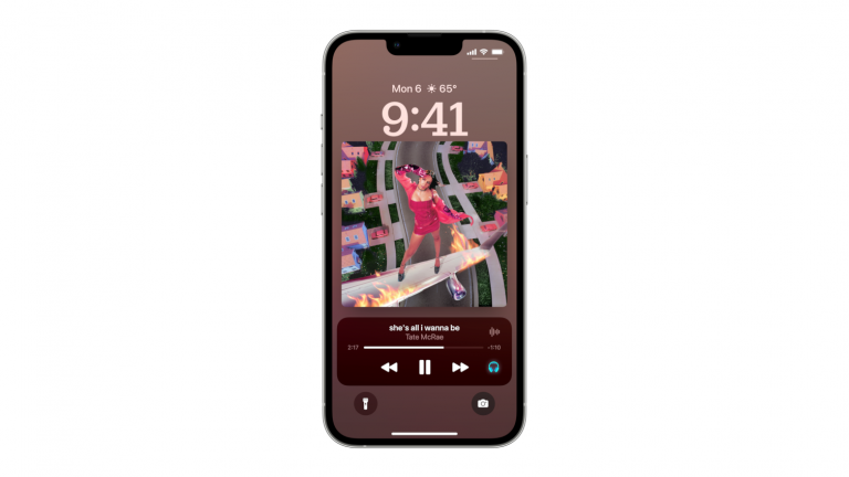 iOS 16 Auf einem gesperrten iPhone ist die überarbeitete Musikwiedergabe zu sehen, die Alben- und Songcover jetzt groß darstellt.