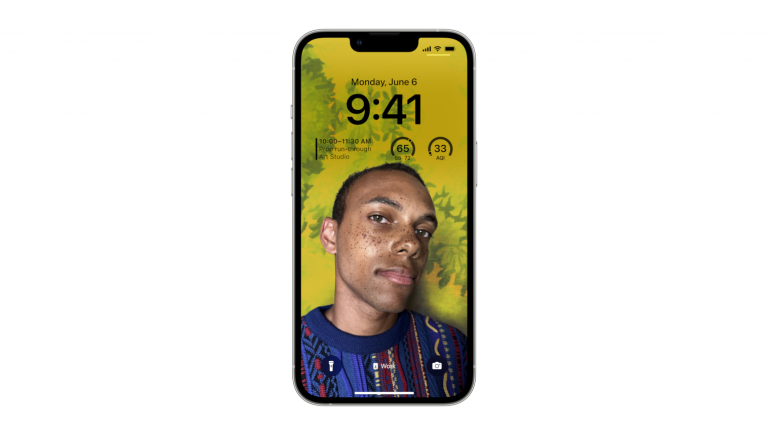 iOS 16 Auf einem iPhone ist ein personalisierter Sperrbildschirm zu sehen.