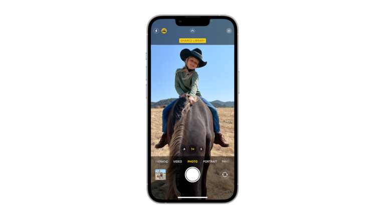 iOS 16 Auf einem iPhone ist die Kamera-App geöffnet. Am oberen Bildschirmrand ist zu erkennen, das als Speicherort ein geteiltes Album ausgewählt ist.