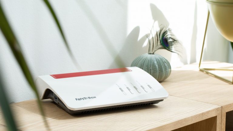 Audio- und Video-Streaming daheim Ein Router steht auf einem Regal.