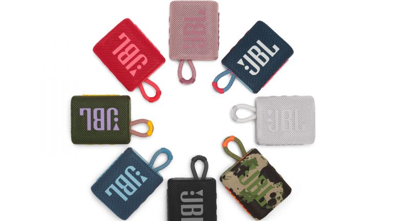 JBL Go 3 Acht JBL Go 3 liegen in den verfügbaren Farben im Kreis angeordnet.