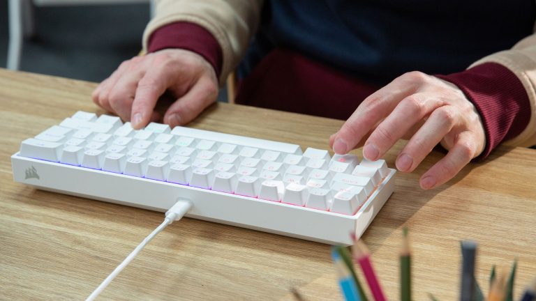 Corsair K65 RGB Mini Eine Person tippt auf einer Corsair K65 Mini.
