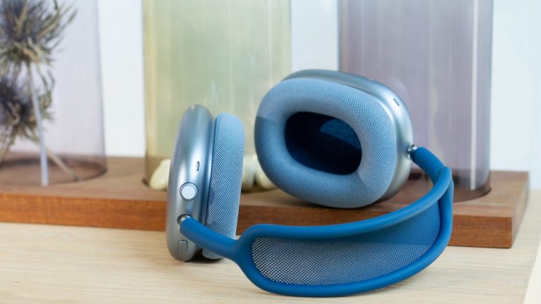 Ein On-Ear-Kopfhörer liegt auf einem Tisch.