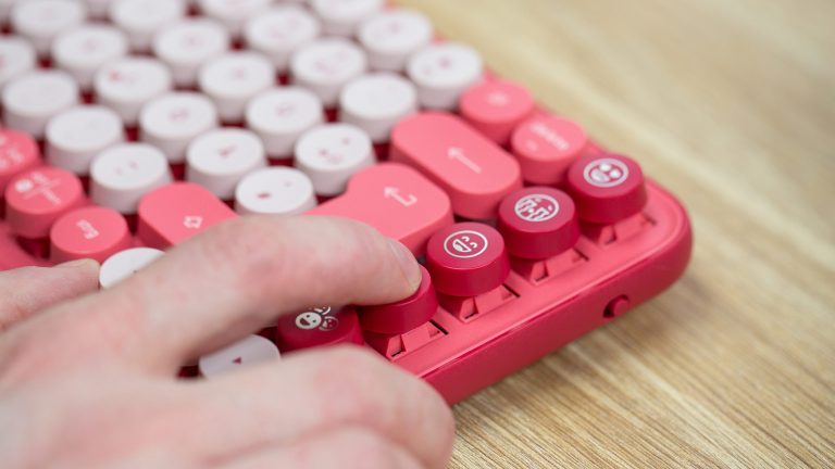 Logitech Pop Keys Detailansicht der Logitech Pop Keys, bei der die seitlichen Emoji-Tasten gut zu erkennen sind.
