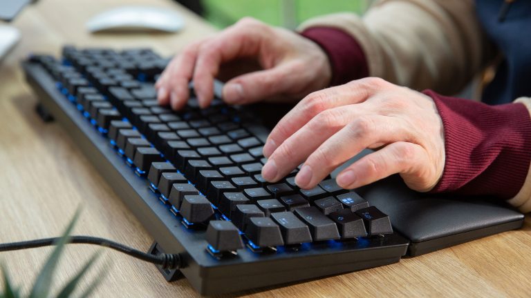 Razer Huntsman V2 Eine Person tippt auf einer Huntsman V2 von Razer. Zu erkennen sind die hochstehenden Tasten.
