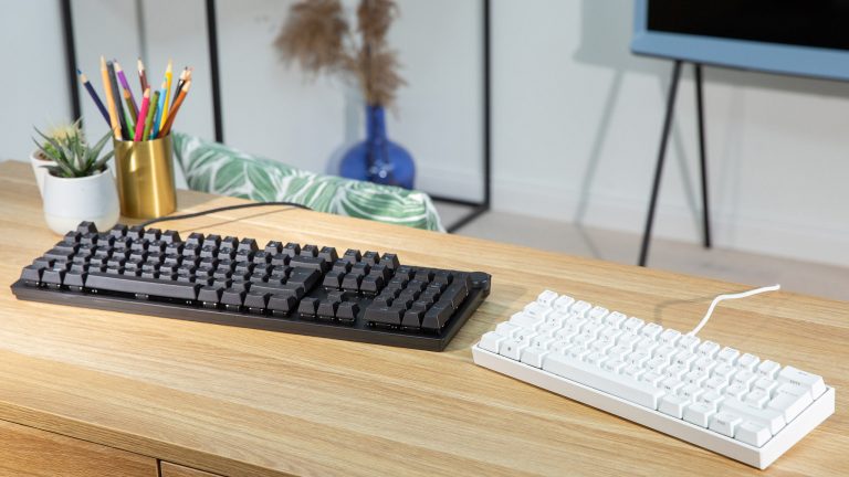 Razer Huntsman V2, Corsair K65 RGB Mini Eine Razer Huntsman V2 und eine Corsair K65 Mini liegen nebeneinander.