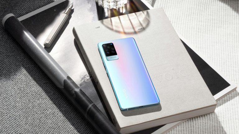 Vivo X60 Ein Vivo X60 Pro liegt mit dem Display nach unten auf einem Buch.