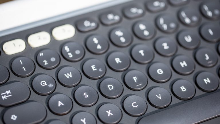 Logitech K780 Detailansicht einer Logitech K780, bei der die einzelnen, flachen Tasten gut zu erkennen sind.