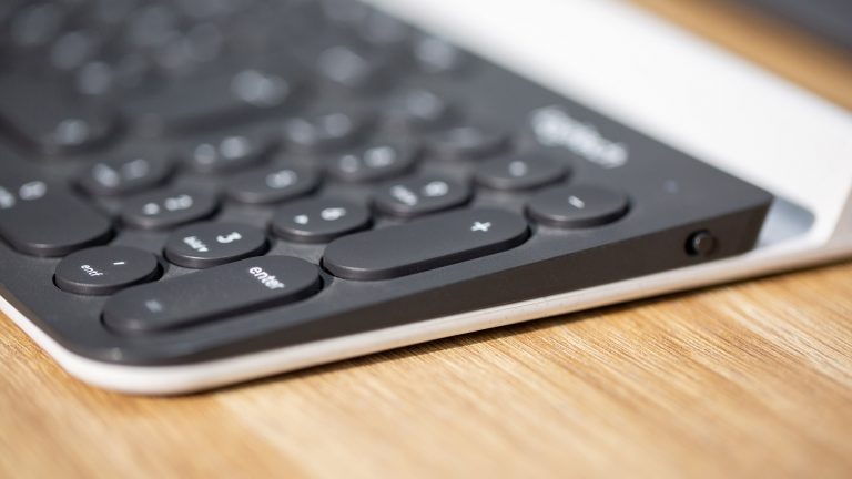 Logitech K780 Eine Logitech K780 von der Seite fotografiert. Zu erkennen ist die niedrige Höhe der Tastatur.