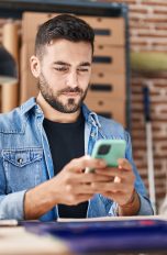 Eine Person tippt auf ihrem Smartphone.