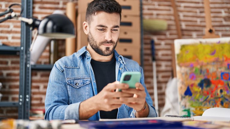 Eine Person tippt auf ihrem Smartphone.