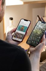 Eine Person hält zwei iPhones in den Händen. Auf den beiden Geräten sind neue Funktionen von iOS 16 zu erkennen.