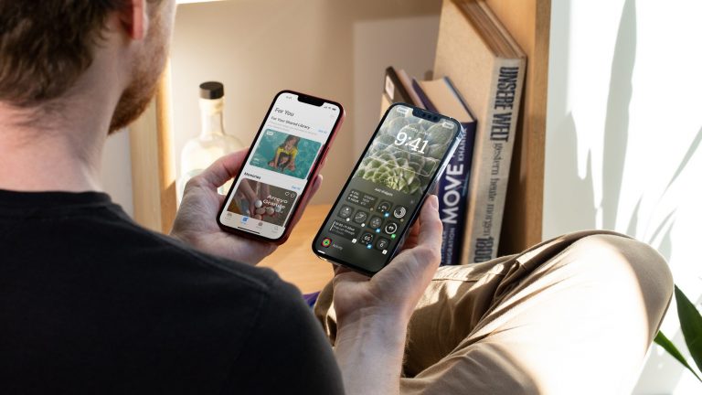 Eine Person hält zwei iPhones in den Händen. Auf den beiden Geräten sind neue Funktionen von iOS 16 zu erkennen.