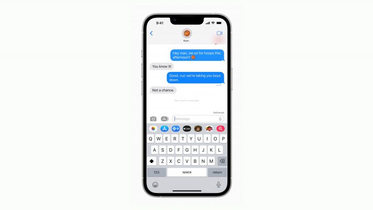 iOS 16 Nachrichten bearbeiten In einem Chat in der Nachrichten-App wird die Meldung eingeblendet, dass eine Nachricht gelöscht wurde.