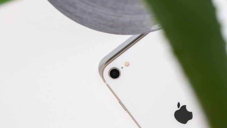 iPhone SE Die Rückseite des iPhone SE (2022) in der Nahaufnahme.