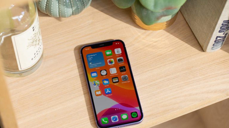 iPhone 12 Das iPhone 12 liegt auf einem Tisch.