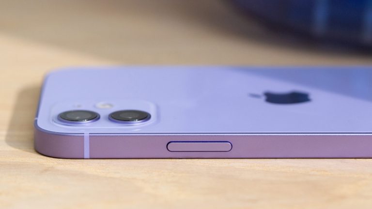 iPhone 12 Das iPhone 12 liegt auf einem Tisch.
